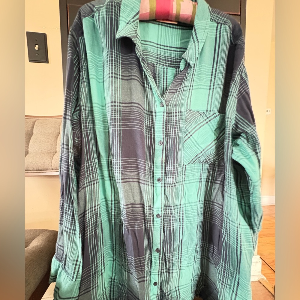 EVRI plaid l/s blouse. Plus size. Notch hem. Chest pocket. Extra button. Size 3X